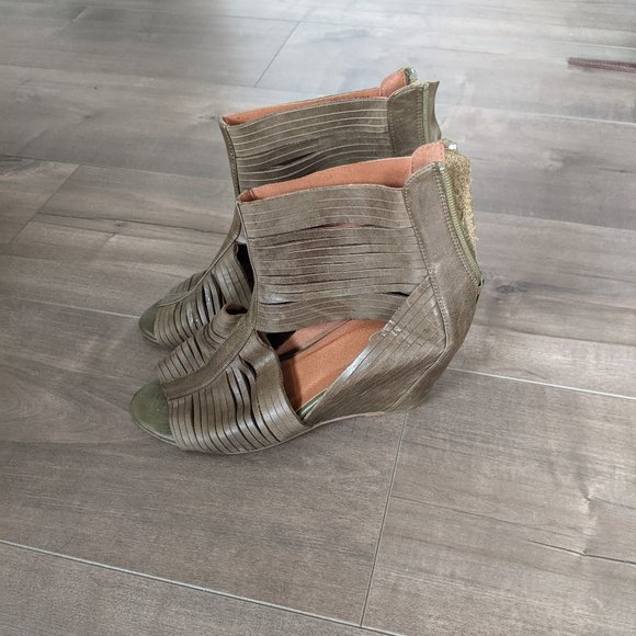 Aldo Olive Green Strappy Gladiator Wedge Sandals - Picture 1 of 9